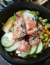 Poke bowl s lososem, avokádem a edamame