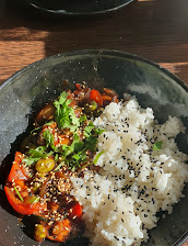 Sushi rolky na prkně
